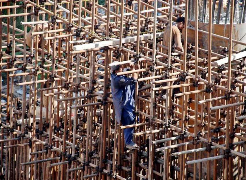 راولپنڈی: مزدور موتی محل چوک میں پل کی تعمیر کے کام میں مصروف ..