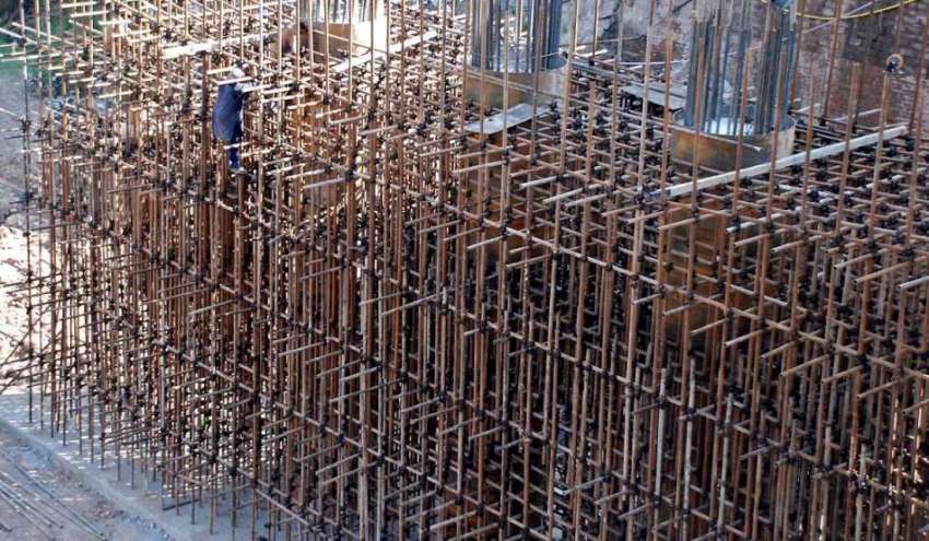 راولپنڈی: مزدور موتی محل چوک میں پل کی تعمیر کے کام میں مصروف ..