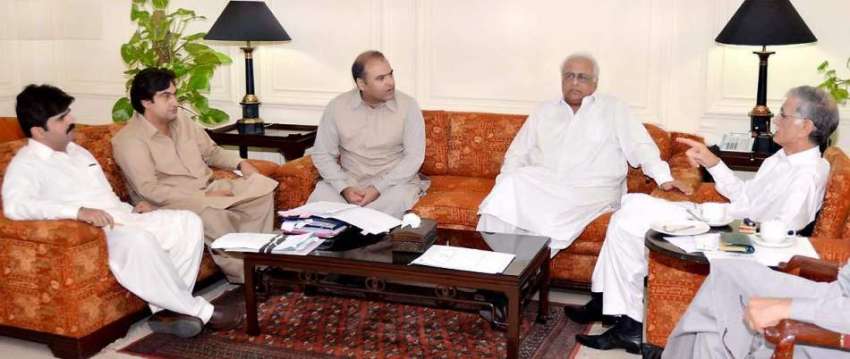 پشاور: وزیر اعلیٰ خیبر پختونخوا پرویز خٹک مالا کنڈ کے ترقیاتی ..