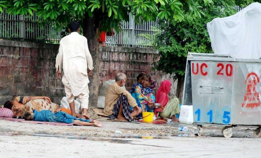راولپنڈی: خانہ بدوش فیملی اپنے اگلے پڑاؤ کی طرف جانے سے قبل ..