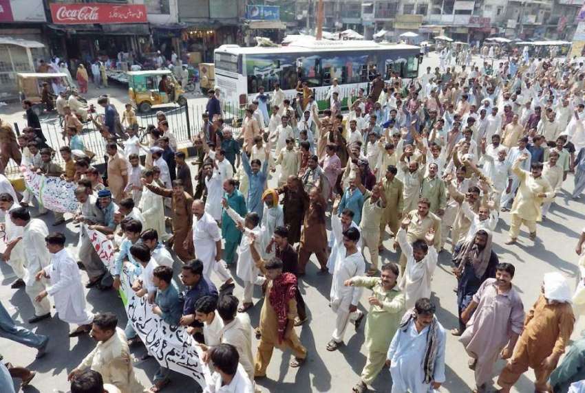 فیصل آباد: پاور لومز ورکرز مطالبات کے حق میں احتجاج کر رہے ..