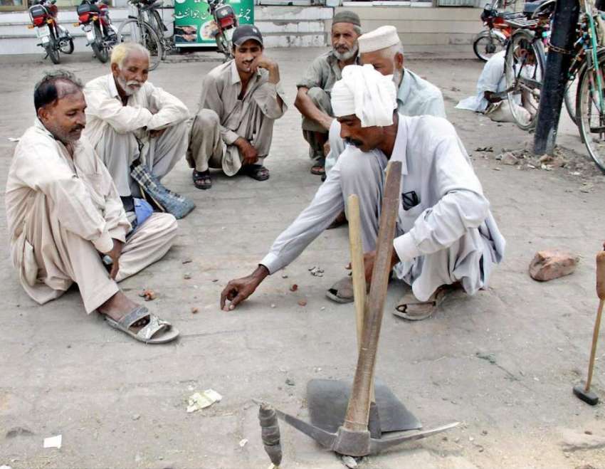 لاہور: مزدور کام نہ ہونے کے باعث سڑک کنارے بیٹھے بارہ ٹینی ..