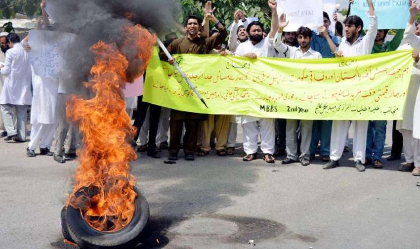 پشاور: الراضی میڈیکل کالج کے طلباء اپنے مطالبات کے حق میں ..