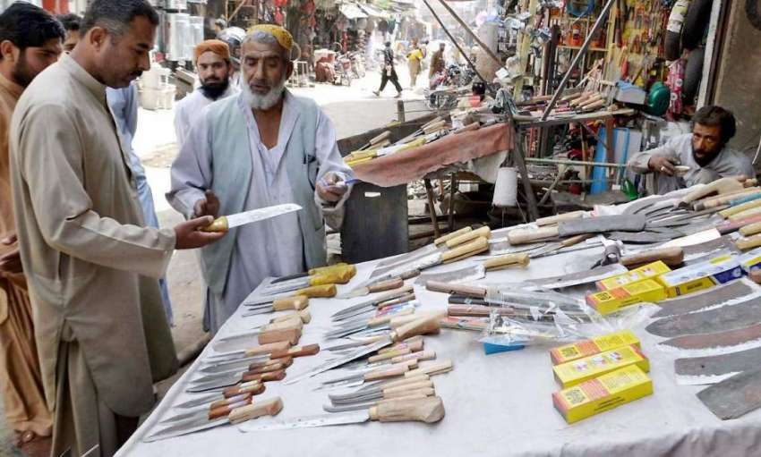 کوئٹہ: قندھاری بازار سے شہری عید الاضحی کے لیے چھریاں اور ..