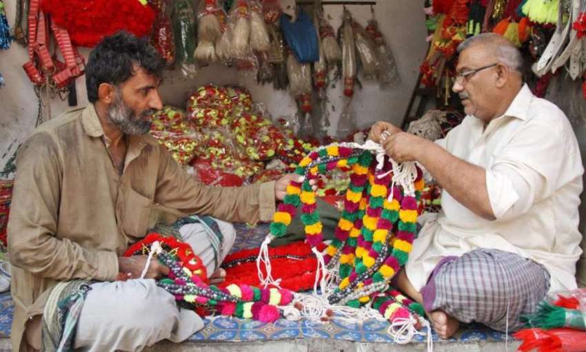 لاہور: عیدالاضحی کی آمد کے موقع پر دوکاندار قربانی کے جانوروں ..