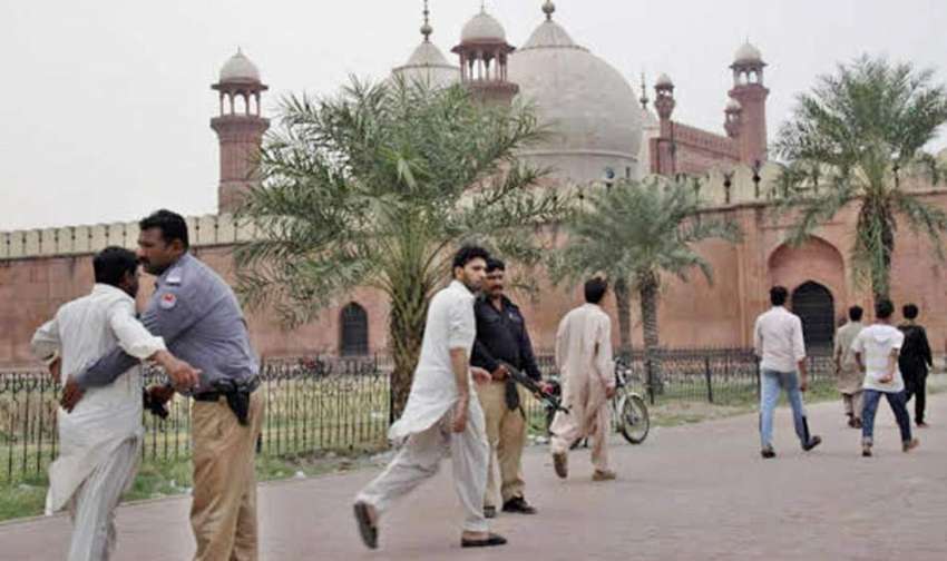 لاہور: بادشاہی مسجد میں نماز جمعہ کی ادائیگی کے لیے آنے والے ..