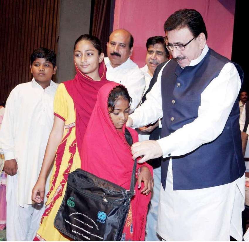 ََٓٓلاہور: صوبائی وزیر محنت راجہ اشفاق سرور ایک بچی کو سکول ..