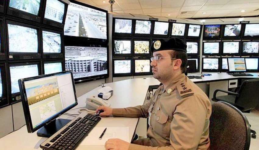 مکتہ المکرمہ :سعودی سکیورٹی اہلکار کنٹرول روم میں کیمرو ..