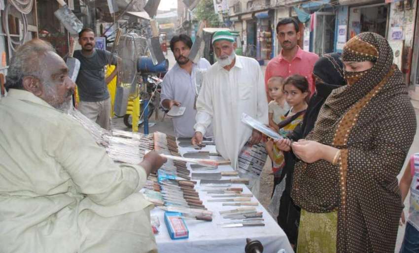 لاہور: کاریگر عیدالاضحی پر جانوروں کی قربانی کے لیے چھریاں ..