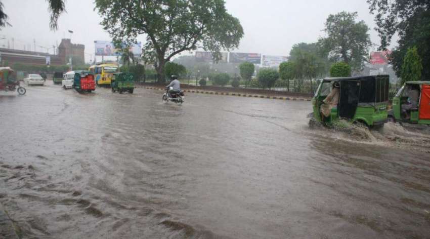 لاہور: ریلوے اسٹیشن کے سامنے کھڑا بارش کا پانی تالاب کا منظر ..
