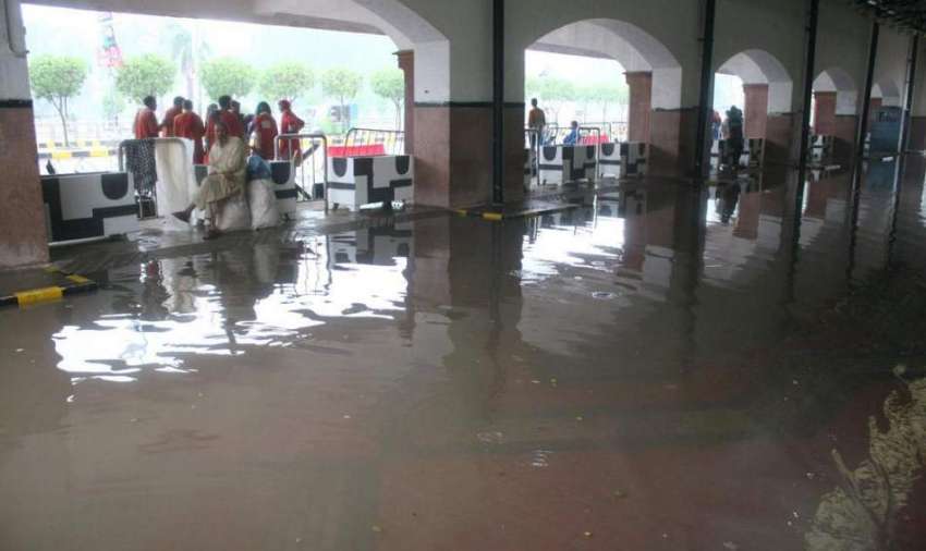 لاہور: موسلا دھار بارش کے باعث ریلوے اسٹیشن کے برآمدے میں ..