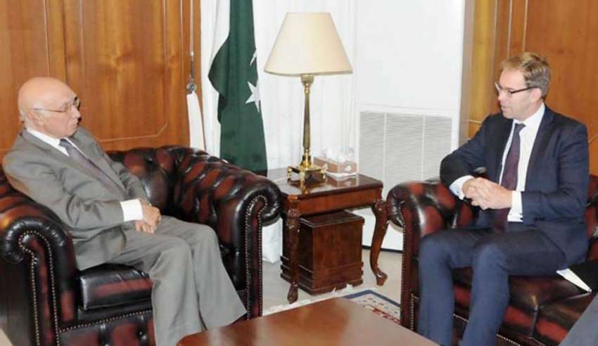اسلام آباد: قومی سلامتی اور امور خارجہ کے مشیر سرتاج عزیز ..