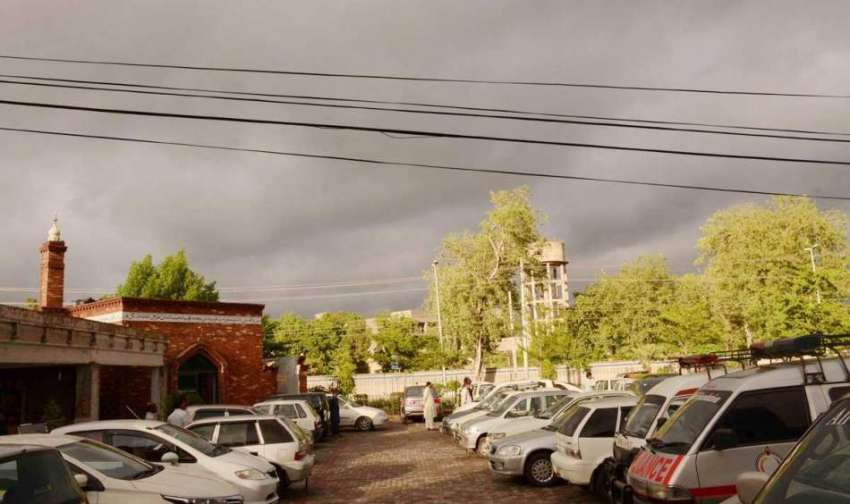 فیصل آباد: ہلال احمر ہسپتال روڈ پر چھائے بادلوں کا منظر۔