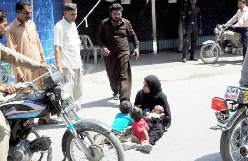 حیدر آباد: مقامی رہائشی خاتون اپنے بچوں کے ساتھ ایس ایس پی ..
