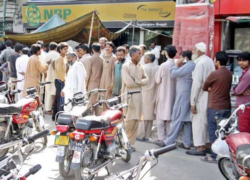 لاہور: نیشنل بینک شالا مار میں شہر بل جمع کروانے کے لیے لائن ..