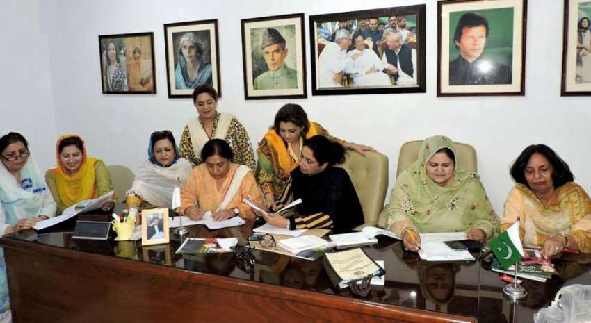 لاہور: تحریک انصاف کے دفتر میں خواتین انتخابی فہرستوں کو ..
