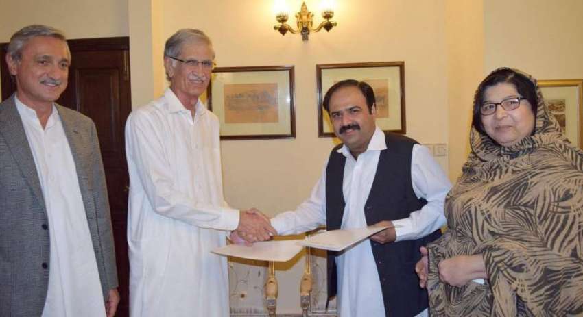 پشاور: وزیر اعلیٰ پرویز خٹک اور قومی وطن پارٹی کے رہنما سکندر ..