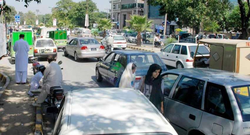 راولپنڈی: فاطمہ جناح یونیورسٹی کے باہر ٹریفک جام کا منظر۔