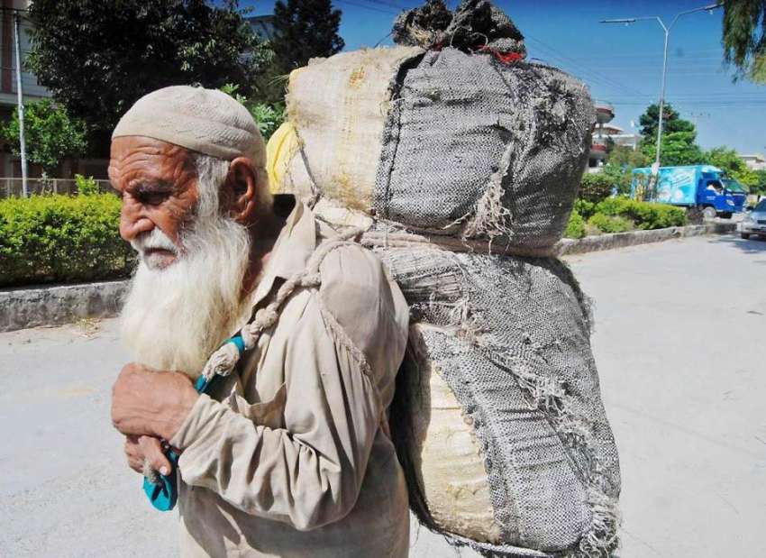راولپنڈی: بزرگ شہریوں کے عالمی دن کے موقع پر ایک معمر شخص ..