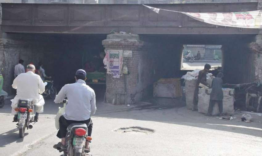 لاہور: کوڑا کرکٹ اکٹھا کرنے والوں نے دوموریہ پل کے راستے ..