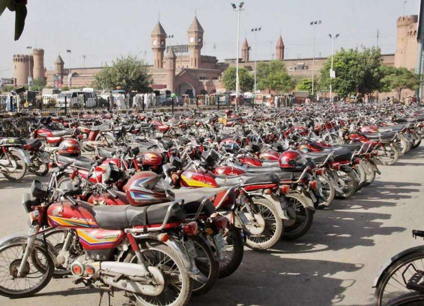 لاہور: ریلوے اسٹیشن کے باہر قائم غیر قانونی موٹر سائیکل ..