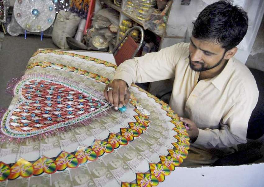 راولپنڈی: دوکاندار نوٹ سے سجے ہار بنانے میں مصروف ہے۔