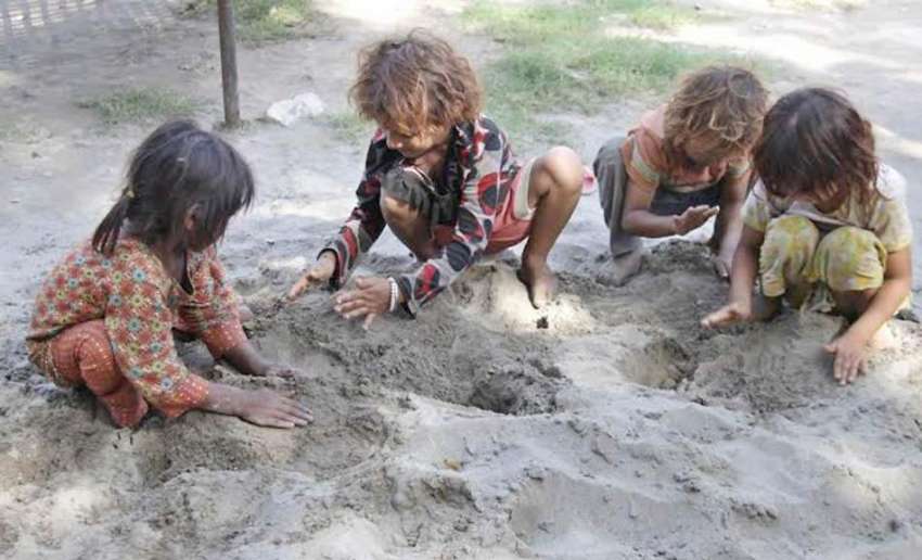 لاہور: خانہ بدوش بچیاں ریت کے گھروندے بنا رہی ہیں۔