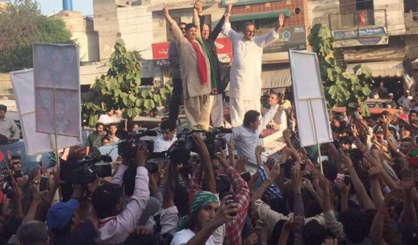 لاہور: تحریک انصاف کے چیئر مین عمران خان، چوہدری محمد سرور، ..
