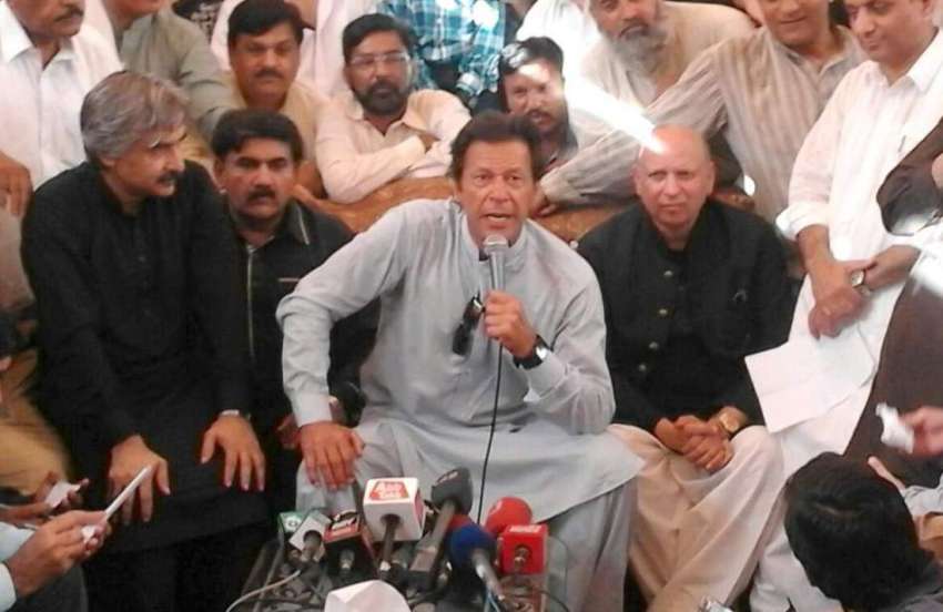 لاہور: تحریک انصاف کے چیئر مین عمران خان (ن) لیگی رہنماؤں ..
