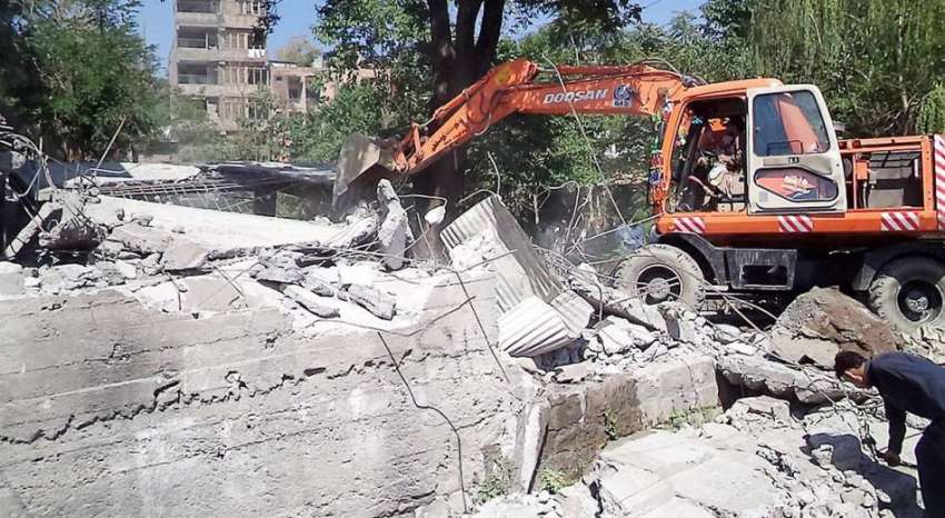 مظفر آباد: بلدیہ کی کاروائی کے دوران قبرستان میں غیر قانونی ..