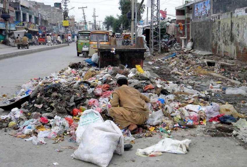 راولپنڈی: ایک خانہ بدوش شخص کچرے کے ڈھیر سے کار آمد اشیاء ..