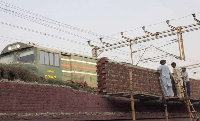 لاہور: مزدور ریلوے اسٹیشن کے ٹریکٹس کے ساتھ مرکزی دیوار ..