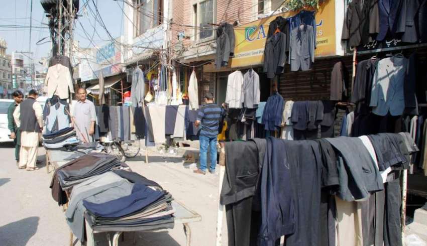 راولپنڈی: سڑک کے کنارے لگائے گئے کپڑوں کے سٹال پر شہری خریداری ..
