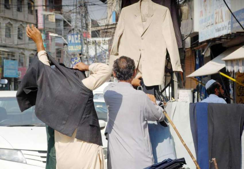راولپنڈی: سردی کی آمد سے پہلے ایک شخص گرم جیکٹ خرید رہا ہے۔