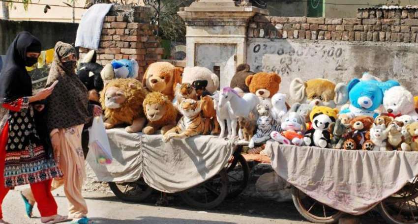 راولپنڈی: سڑک کے کنارے بچوں کے کھلونوں کا سٹال سجایا گیا ..