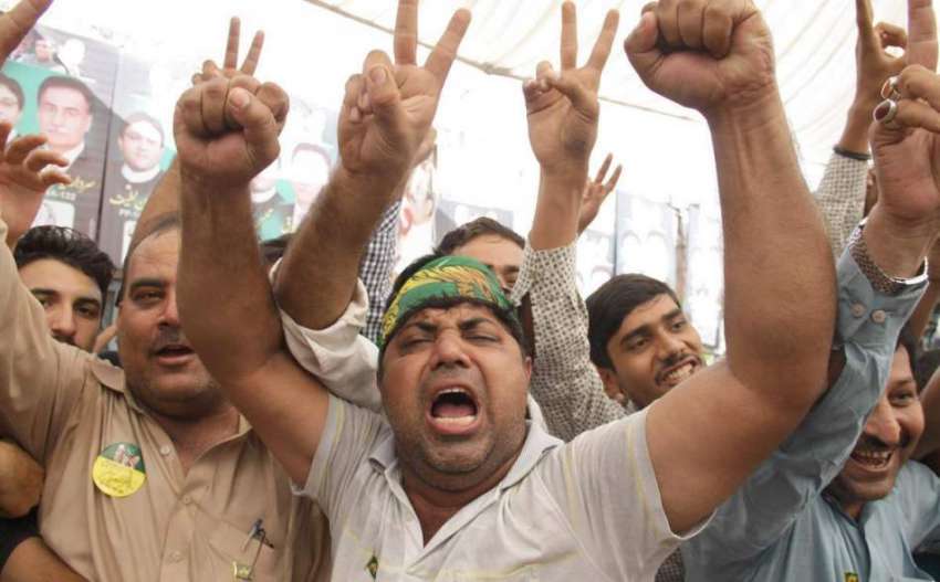 لاہور: مسلم لیگ (ن) کے کارکن انتخابی جلسے میں نعرے بازی کر ..