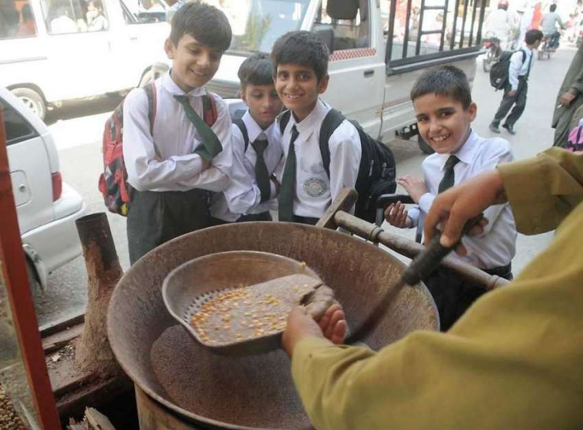 راولپنڈی: سکول سے چھٹی کے بعد بچے مکئی کے بھنے ہوئے دانے ..