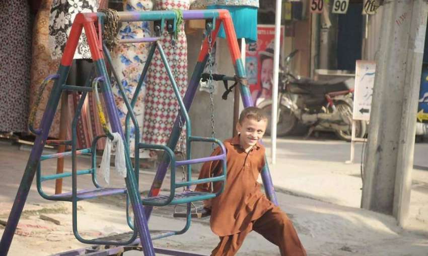 راولپنڈی: تعلیم سے محروم ایک بچہ جھولے پر لطف اندوز ہو رہا ..