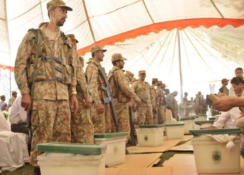 لاہور: حلقہ این اے 122کے ضمنی الیکشن کے لیے پولنگ سامان کی ..