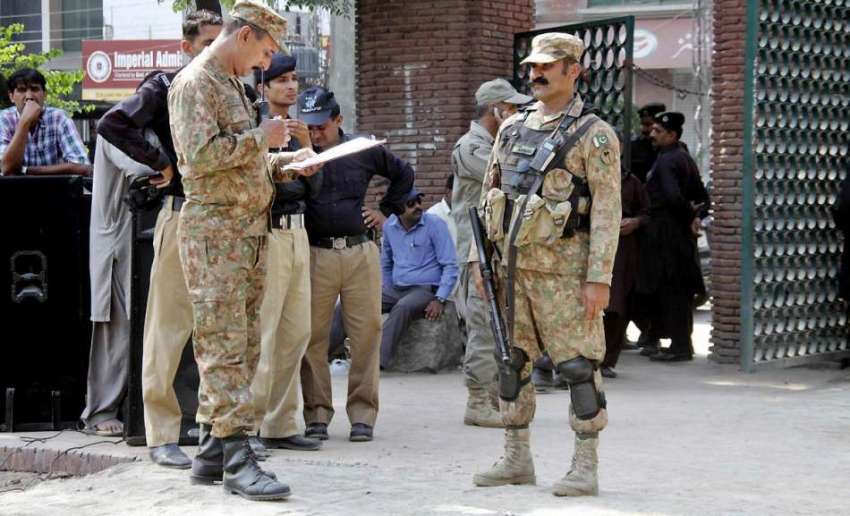 لاہور: حلقہ این اے 122کے ضمنی الیکشن کے لیے پولنگ کا سامان ..
