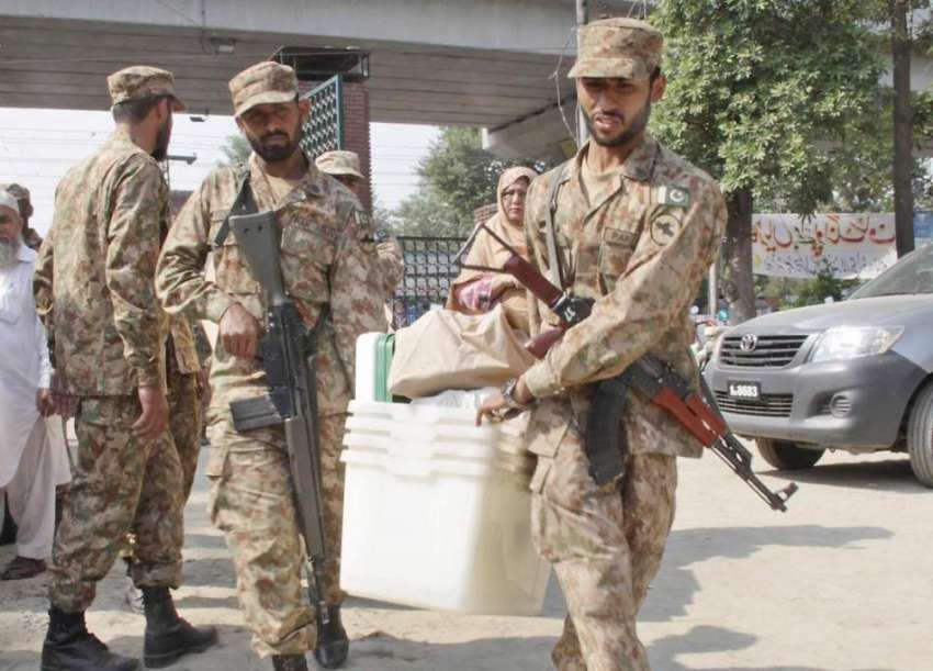لاہور: پاک فوج کے جوان حلقہ این اے 122کے ضمنی الیکشن کے لیے ..