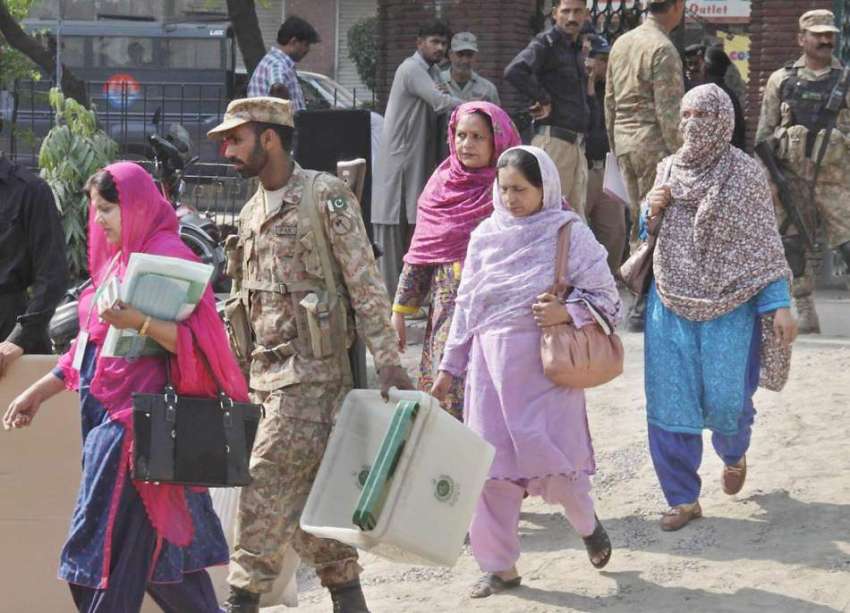لاہور: پاک فوج کے جوان حلقہ این اے 122کے ضمنی الیکشن کے لیے ..