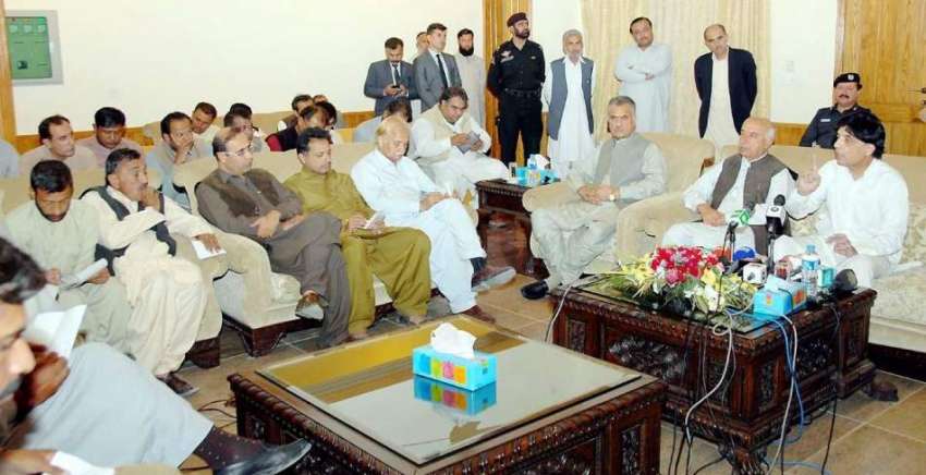 کوئٹہ: وفاقی وزیر داخلہ چوہدری نثار علی خان میڈیا کے نمائندوں ..