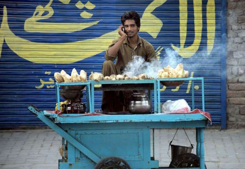 راولپنڈی: ریڑھی بان مری روڈ پر شکر قندی فروخت کر رہا ہے۔