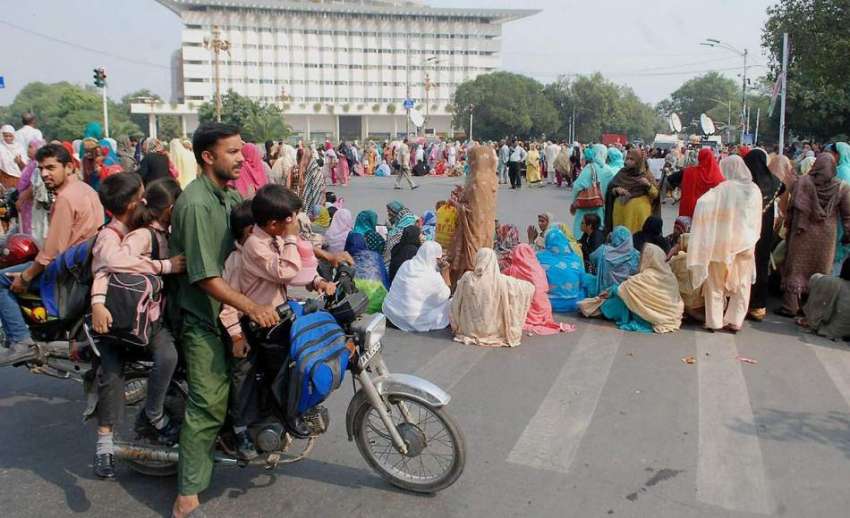 لاہور: مال روڈ پر احتجاج کے باعث موٹرسائیکل سوار بچوں کو ..