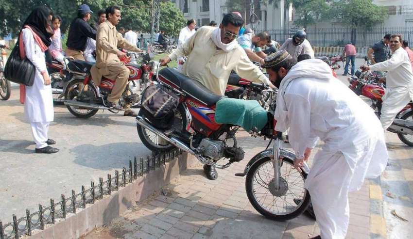 لاہور: مال روڈ پر احتجاج کے باعث شہری فیصل چوک گول چکر سے ..