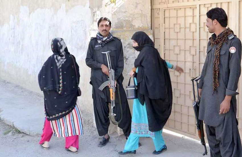 کوئٹہ: سخت سکیورٹی میں پولیو ورکرز کوئٹہ شہر کے علاقے پشین ..