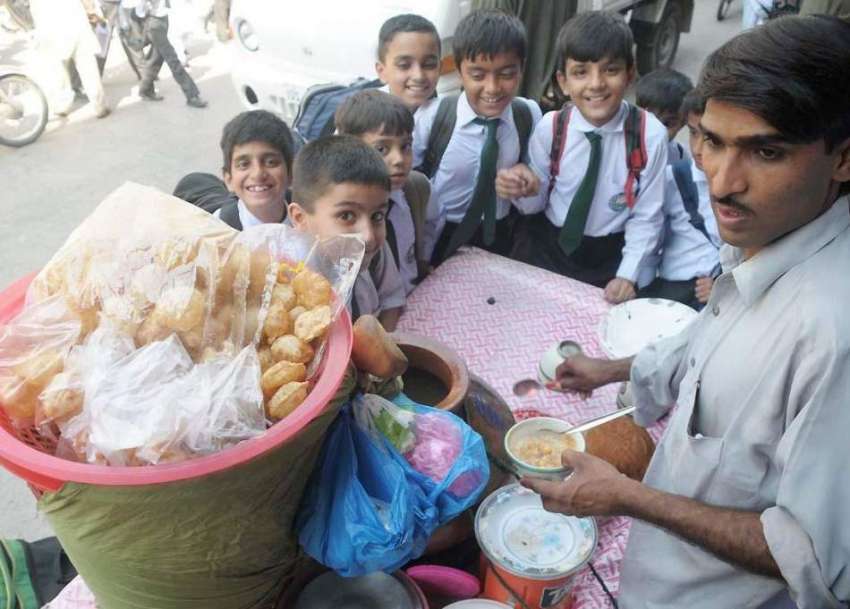 روالپنڈی: مقامی سکول سے چھٹی کے بعد بچے ریڑھی بان سے گول ..