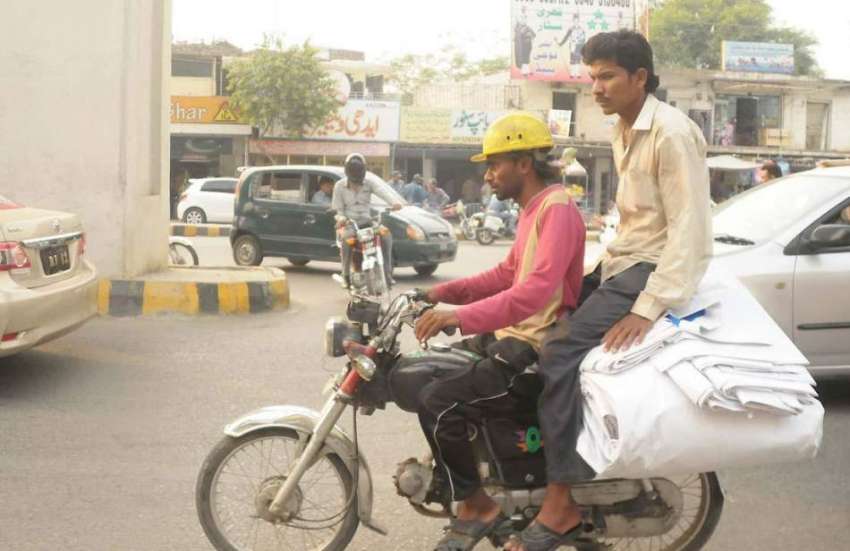 روالپنڈی: موٹر سائیکل سوار موٹر سائیکل پر پینا فلیکس لادھے ..