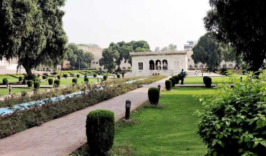 لاہور: بادشاہی مسجد کے سامنے واقع حضوری باغ کا خوبصورت منظر۔